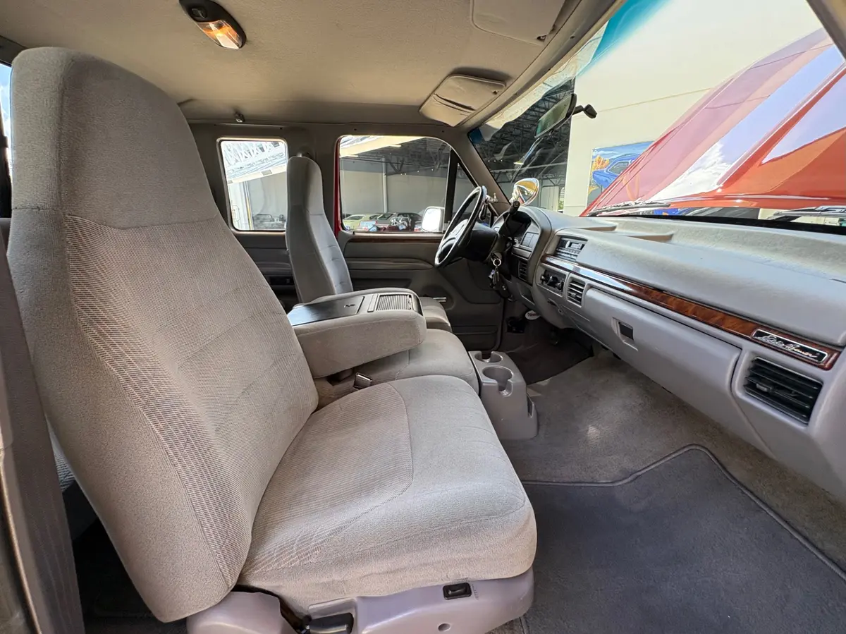 Vehicle photo 38