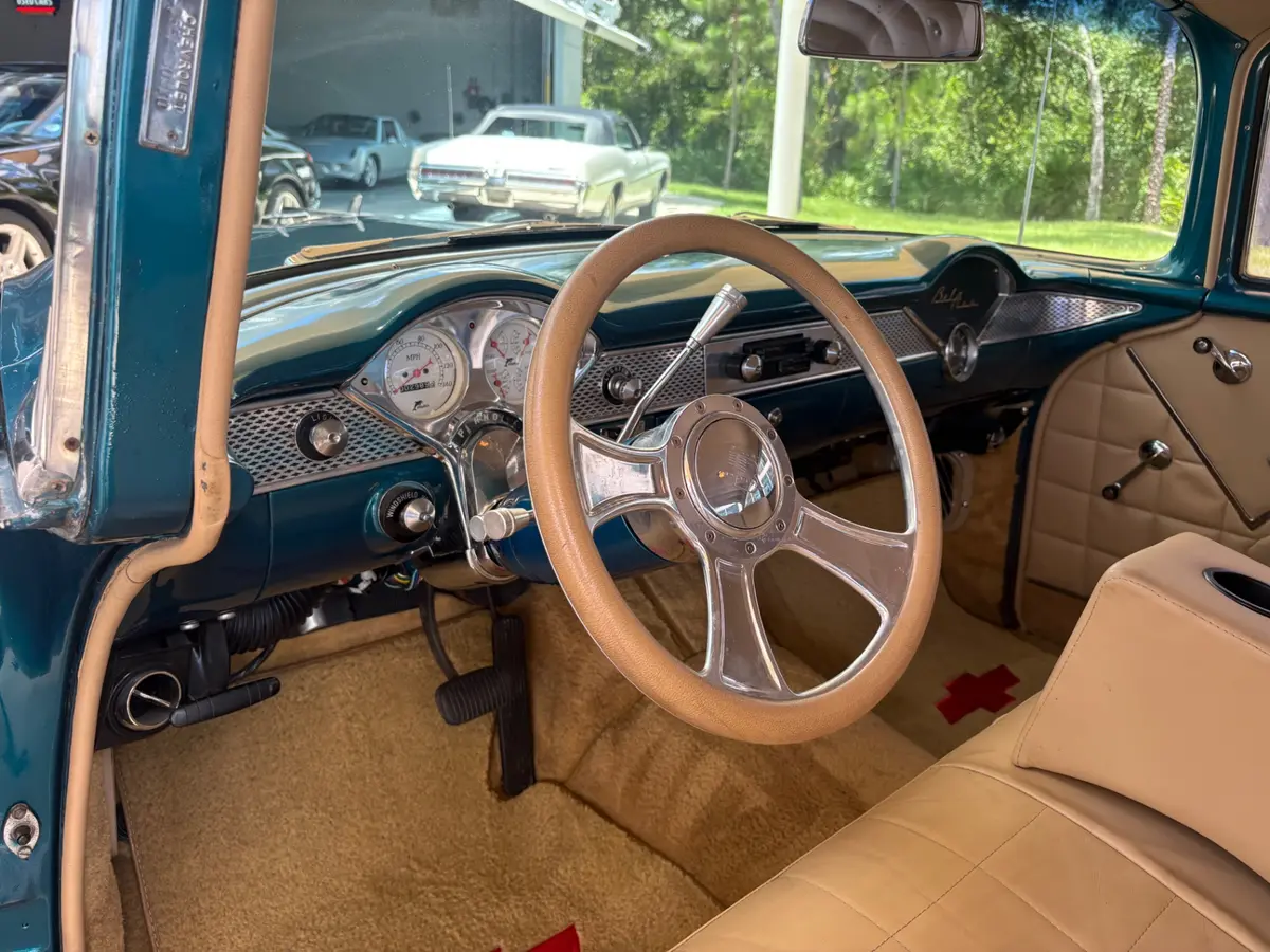 Vehicle photo 32