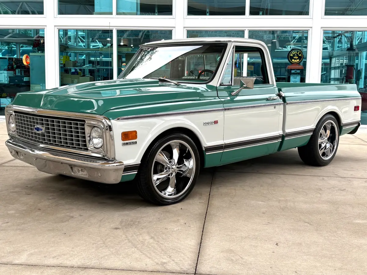 Vehicle photo 12
