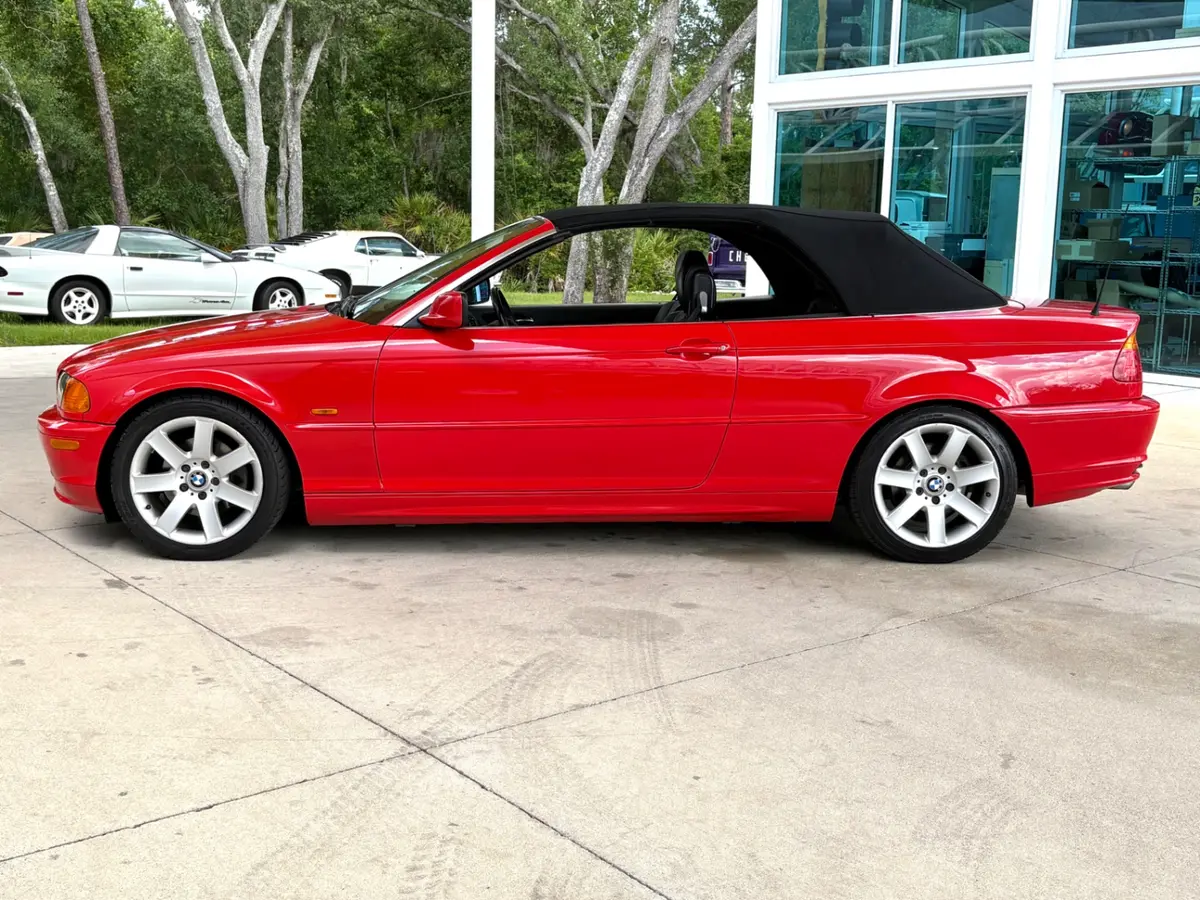 Vehicle photo 23