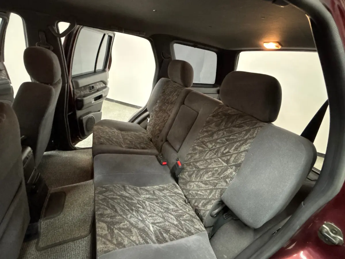 Vehicle photo 33