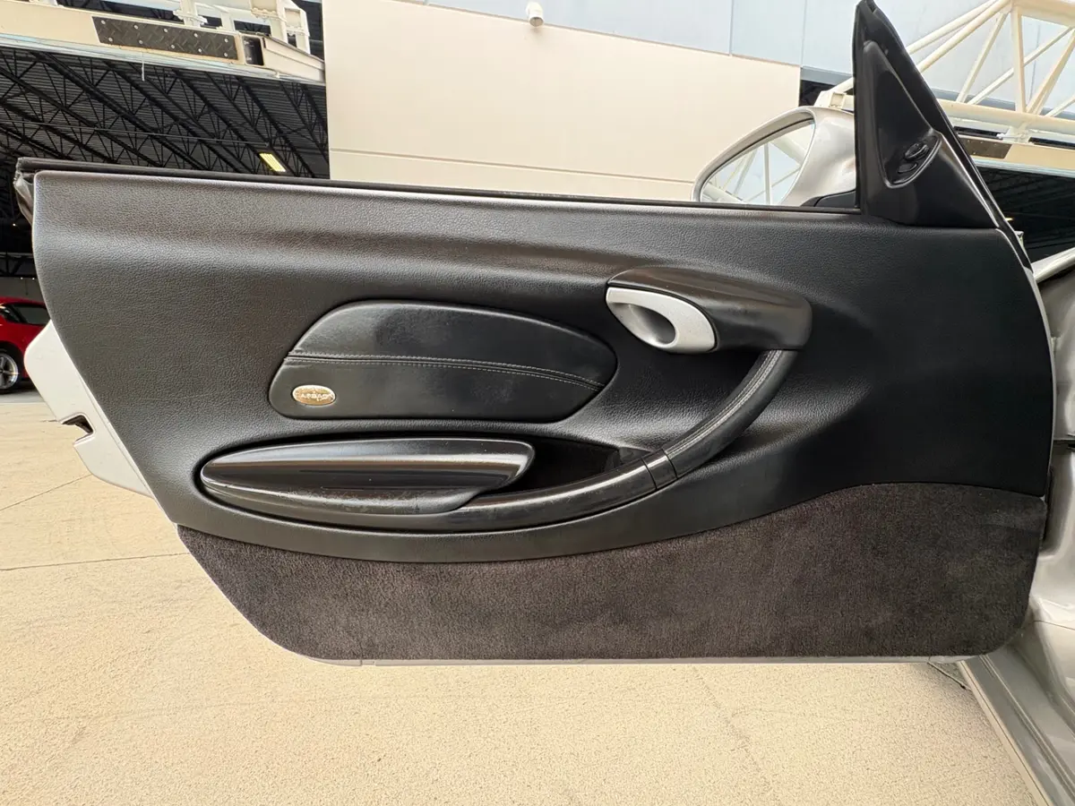 Vehicle photo 30