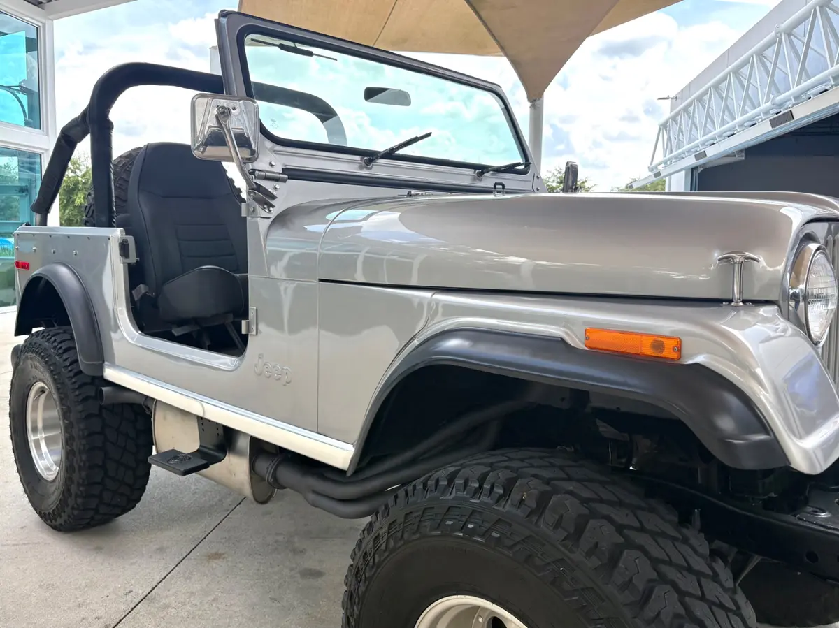Vehicle photo 19