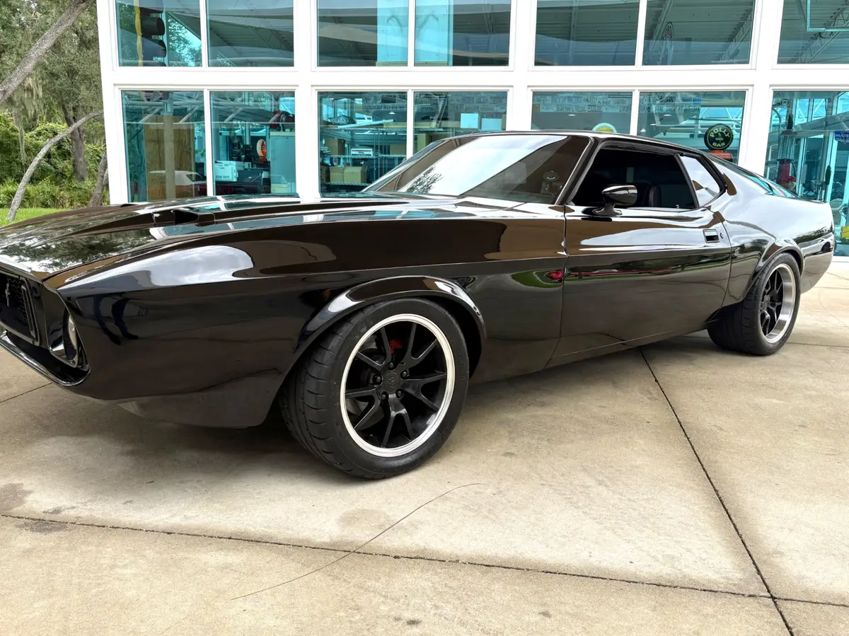 Vehicle photo 12