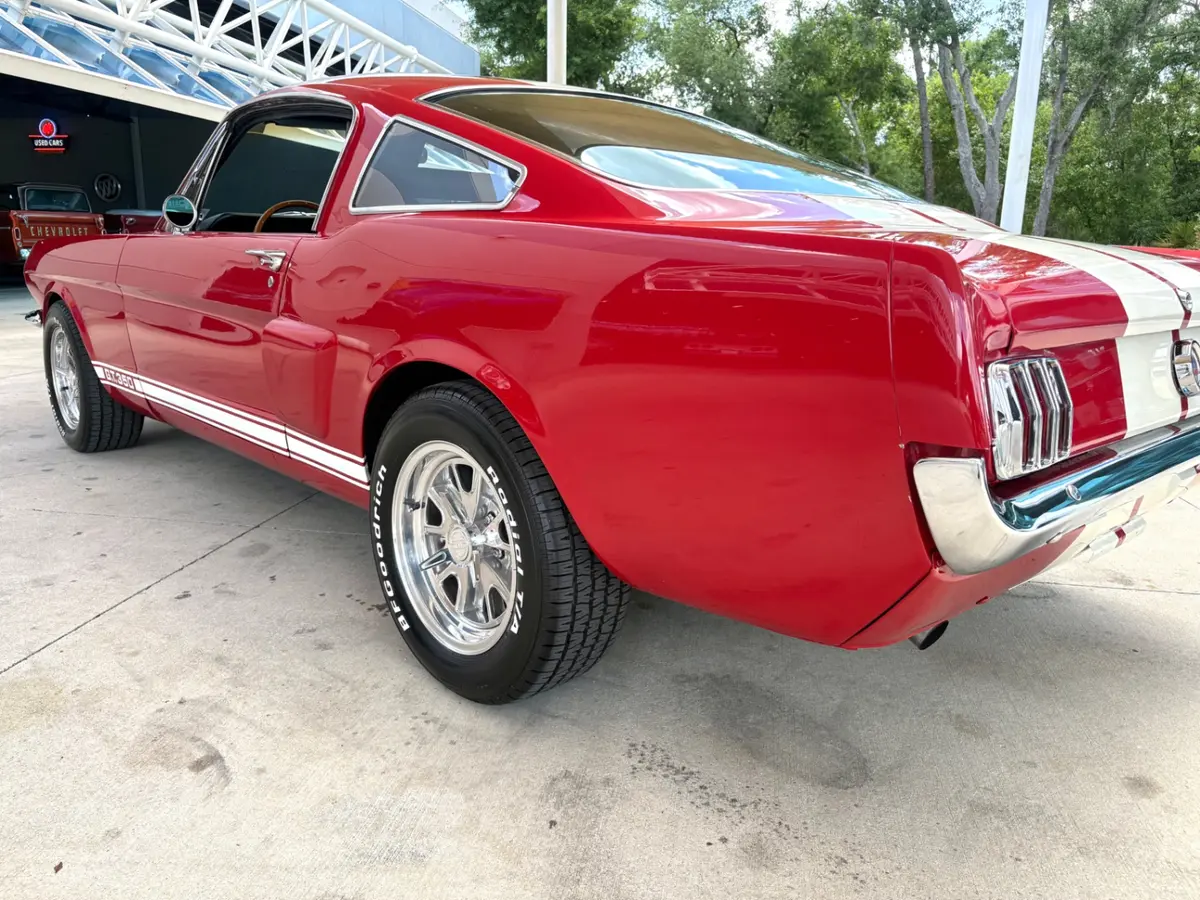 Vehicle photo 15