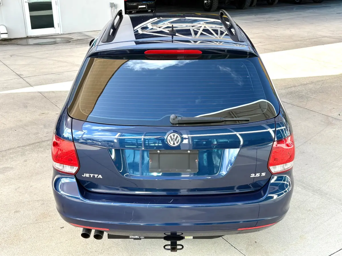 Vehicle photo 8