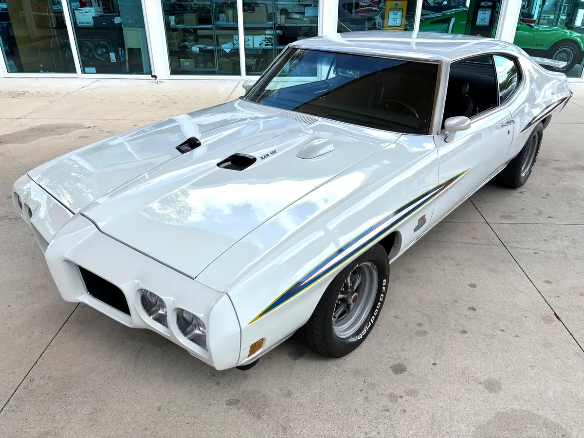 Vehicle photo 20