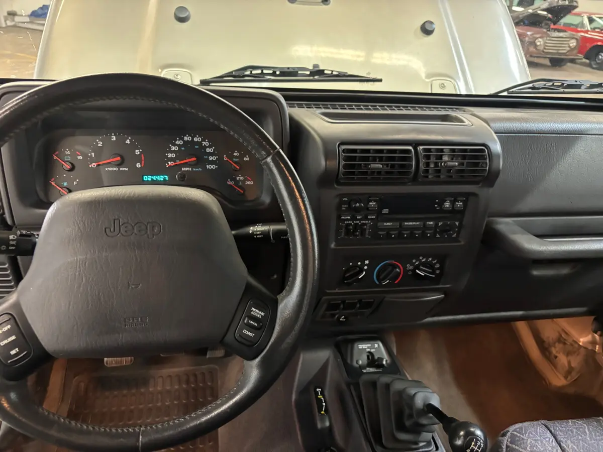Vehicle photo 22