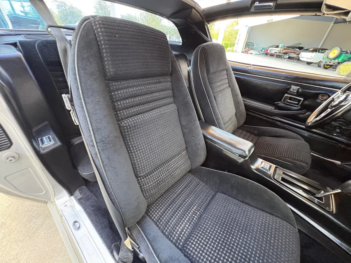 Vehicle photo 43