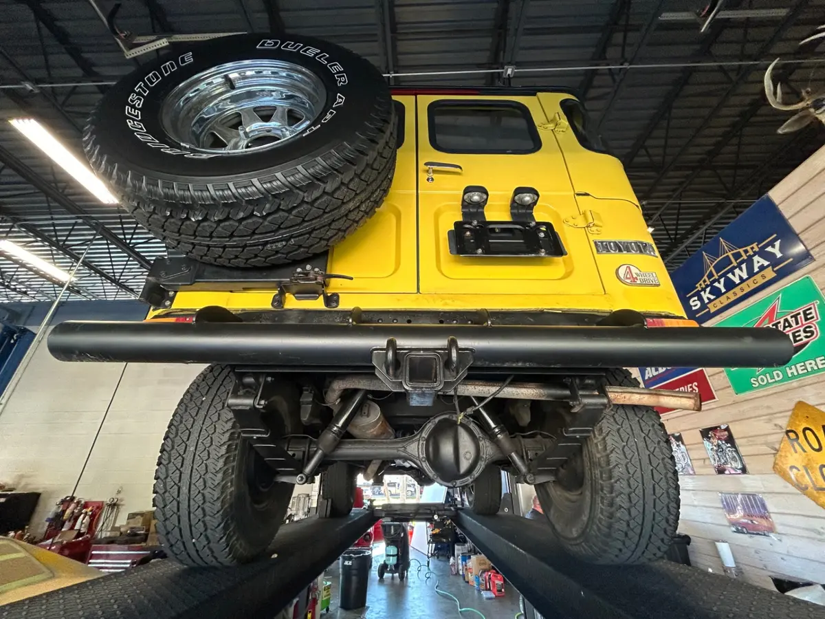Vehicle photo 26