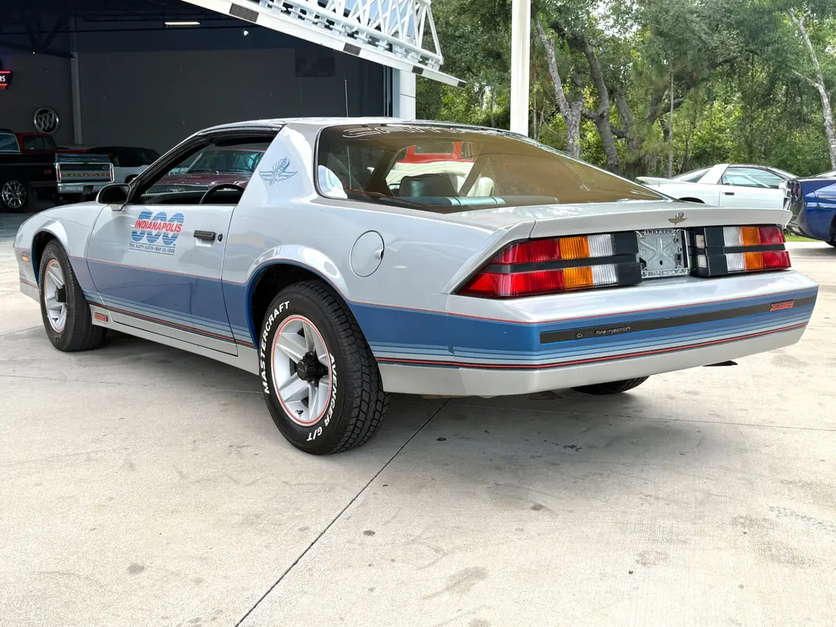Vehicle photo 9