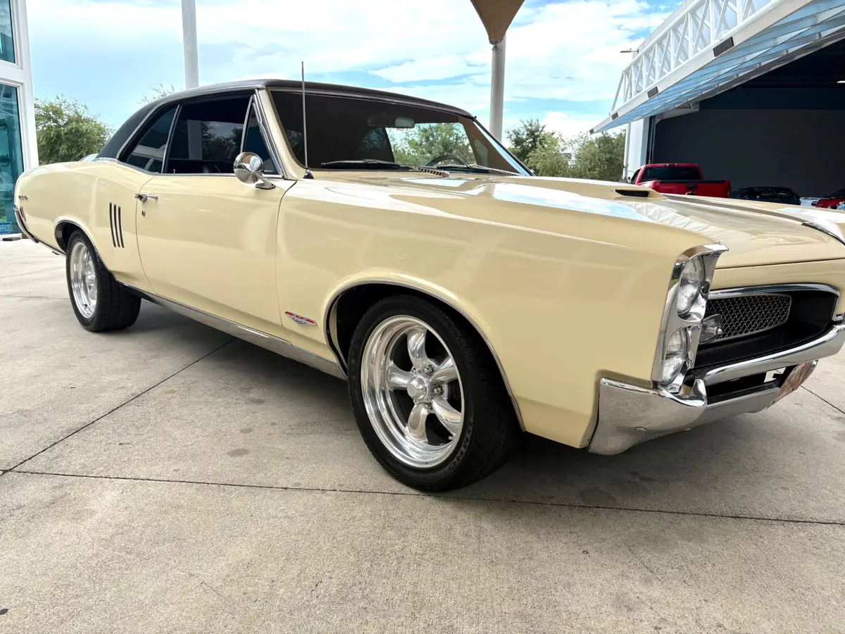Vehicle photo 19