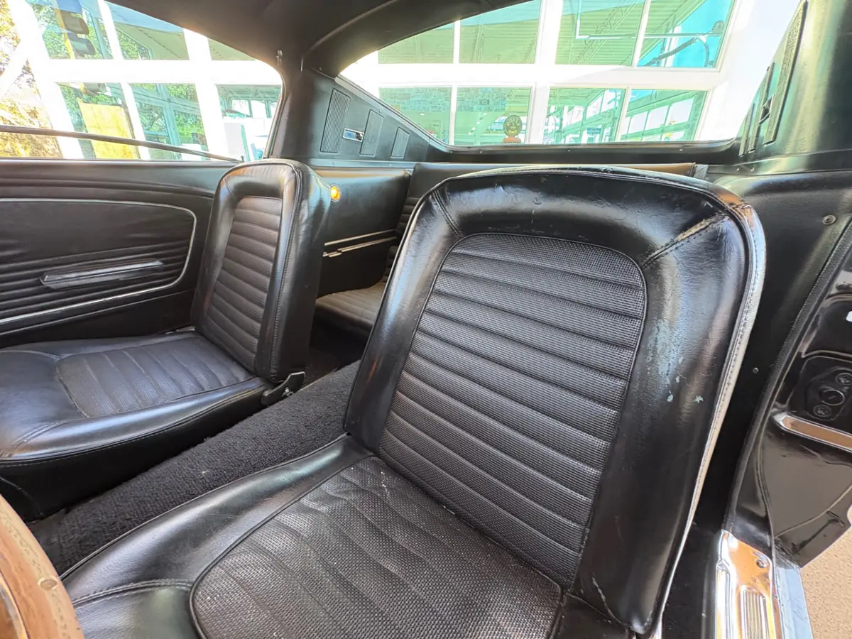 Vehicle photo 33