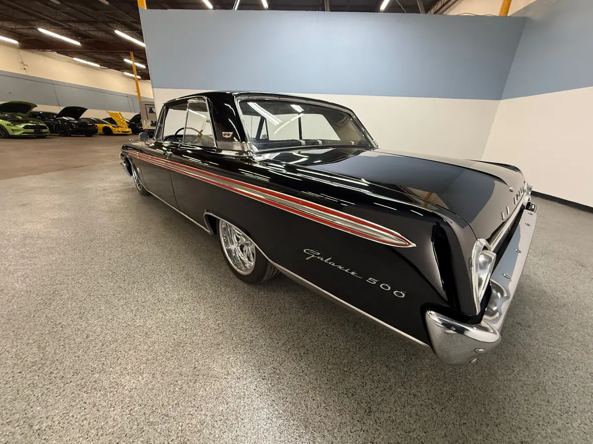 Vehicle photo 4