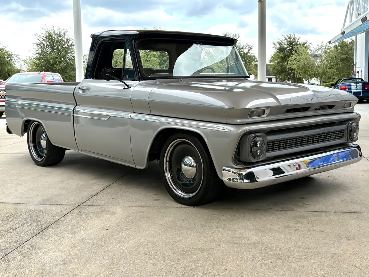 Vehicle photo 4