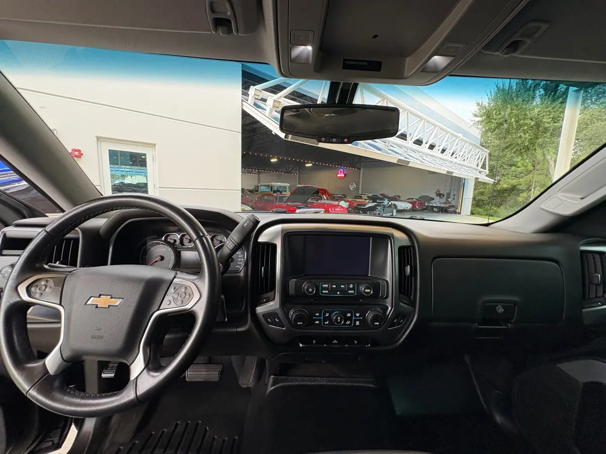 Vehicle photo 35