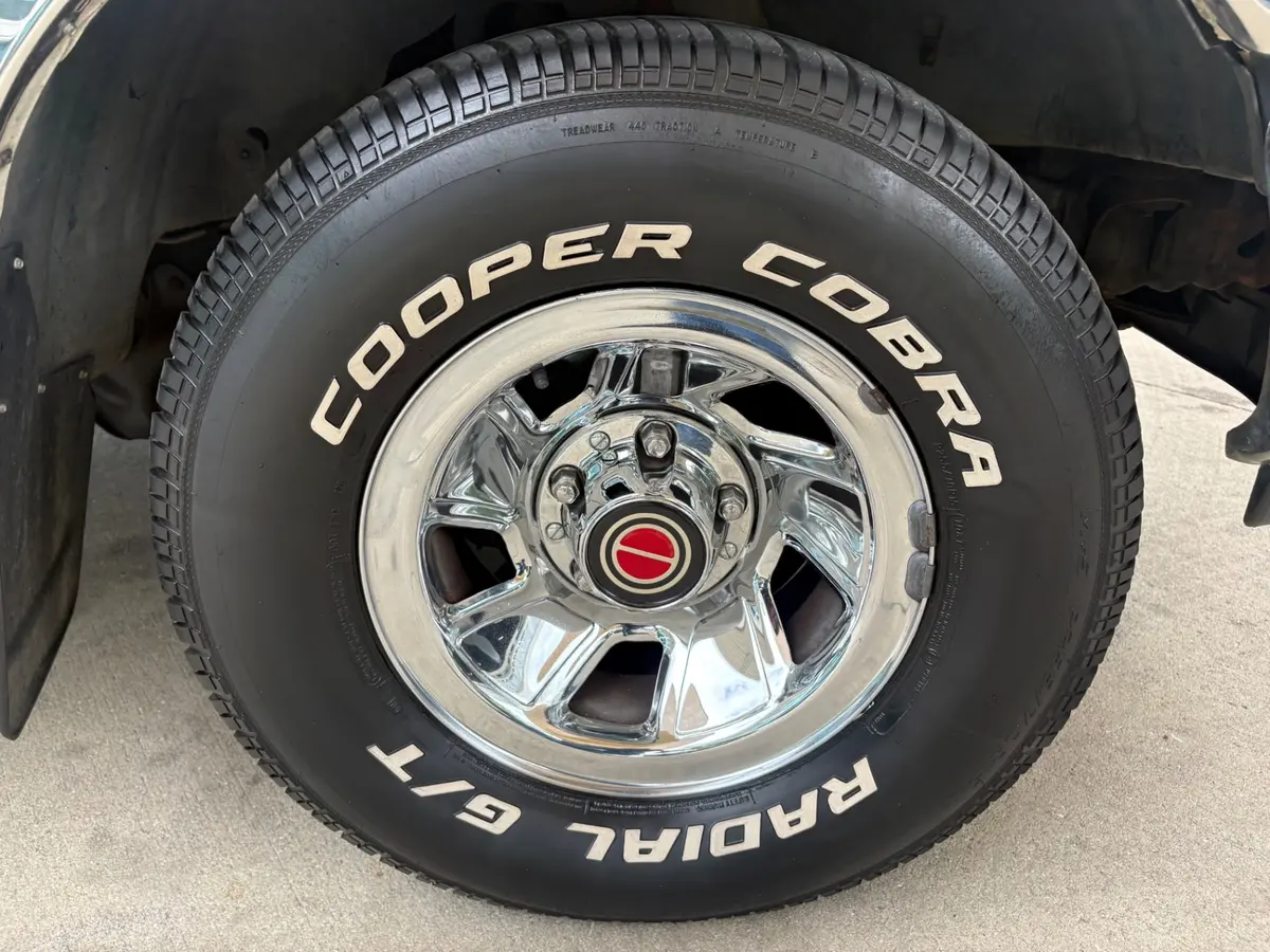 Vehicle photo 21