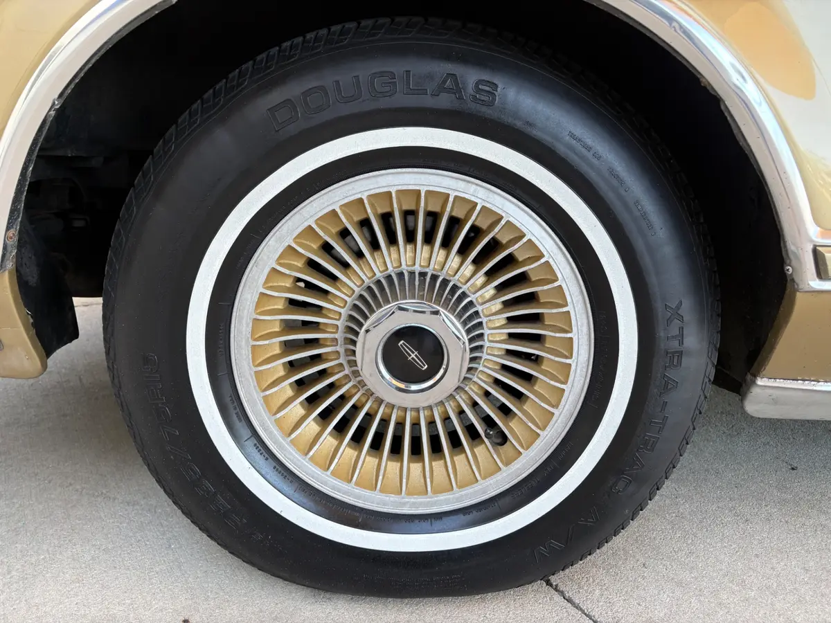 Vehicle photo 23