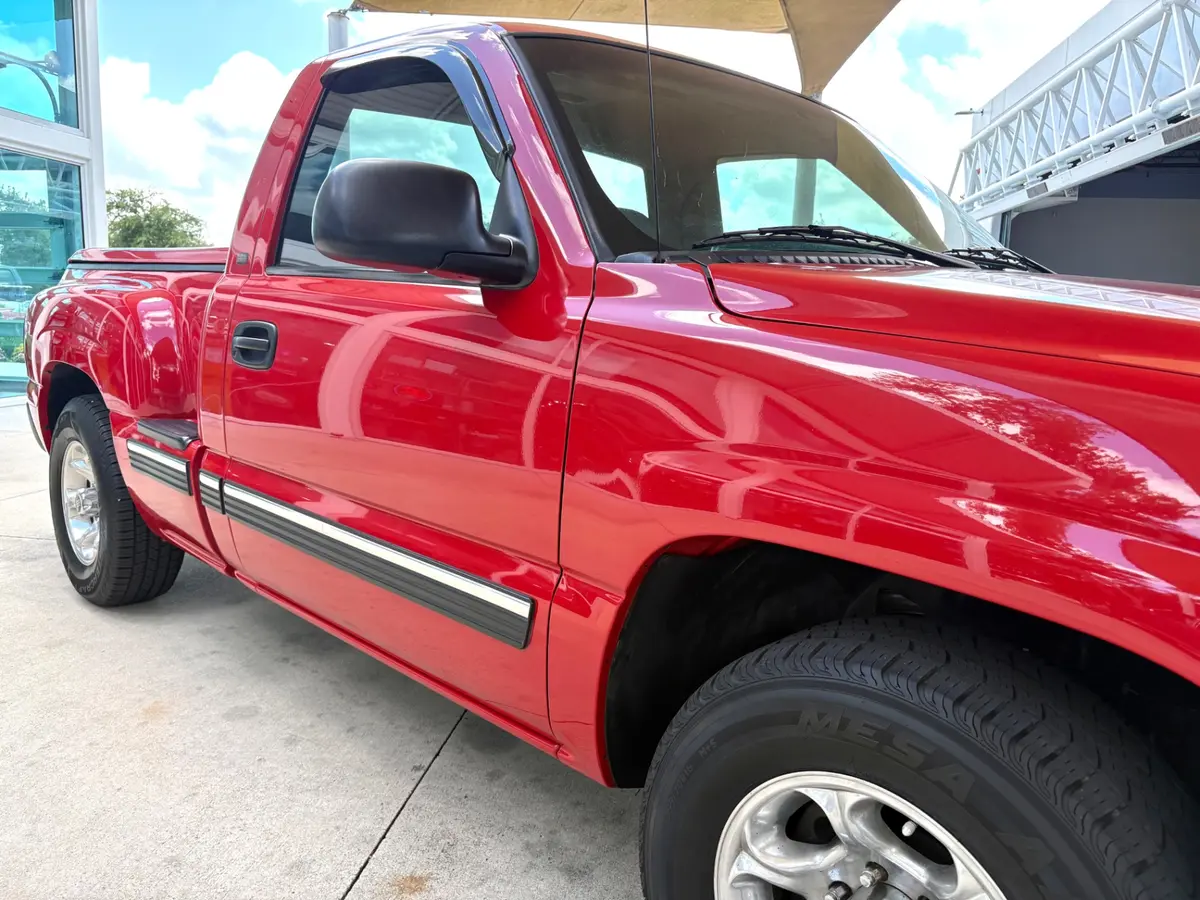 Vehicle photo 17
