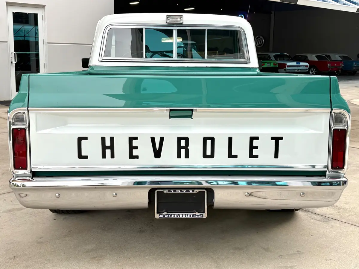 Vehicle photo 7