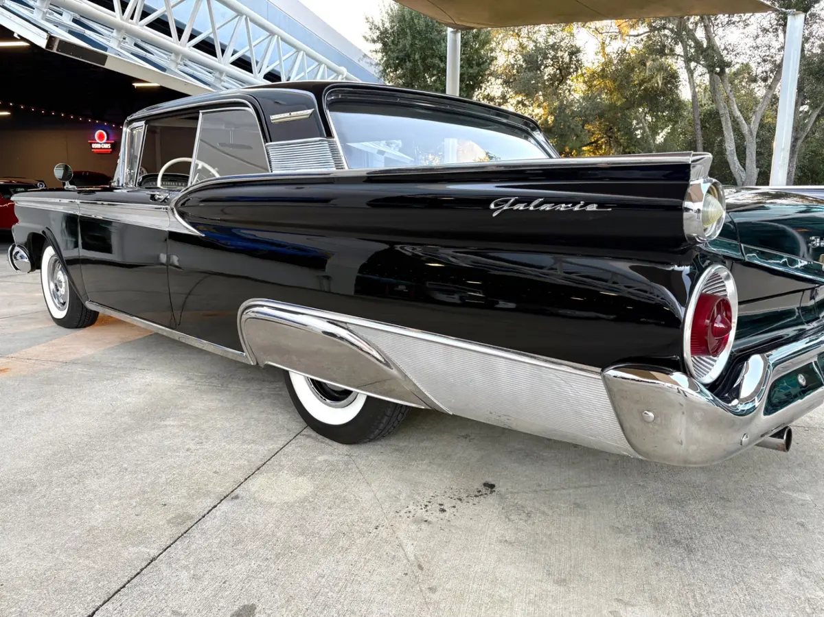 Vehicle photo 15