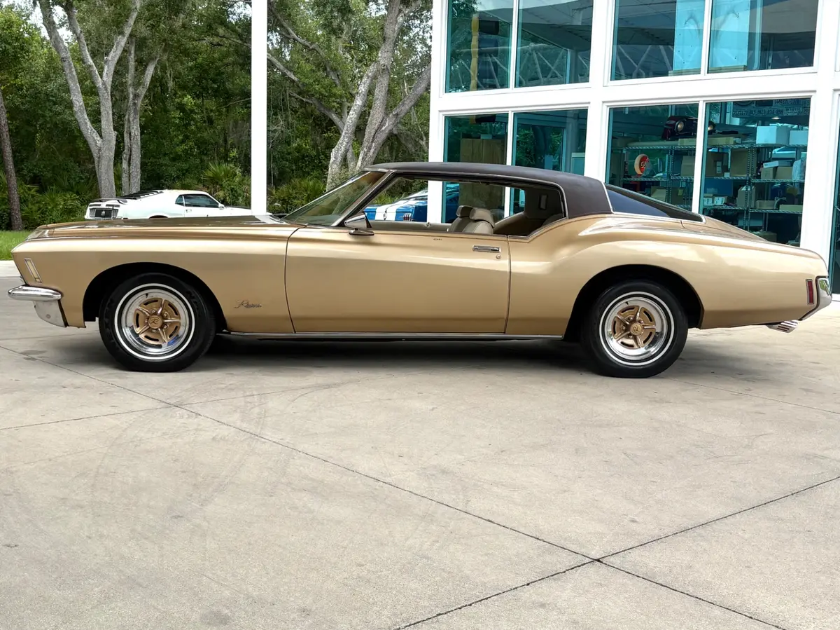 Vehicle photo 10