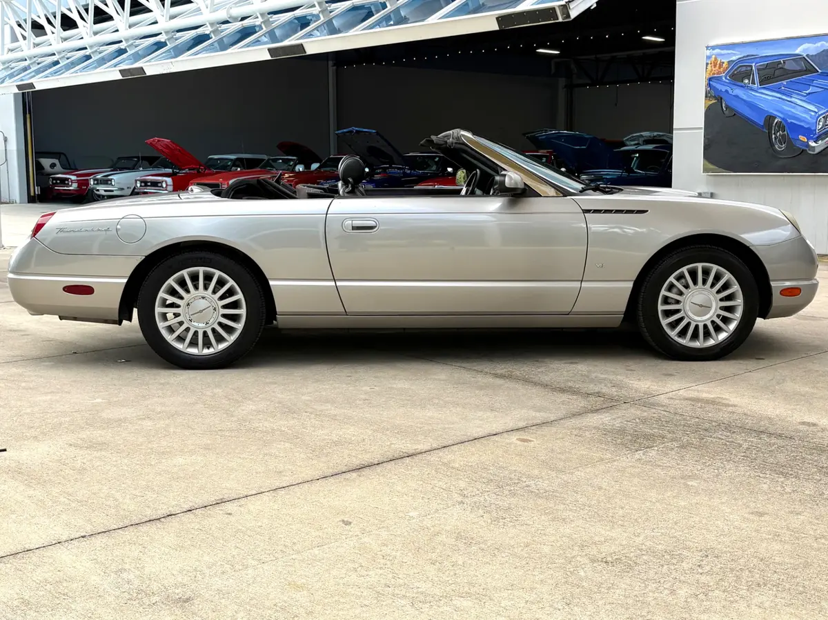 Vehicle photo 5
