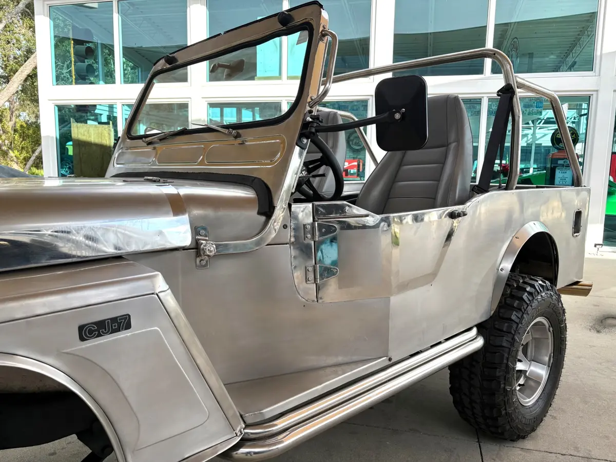 Vehicle photo 13