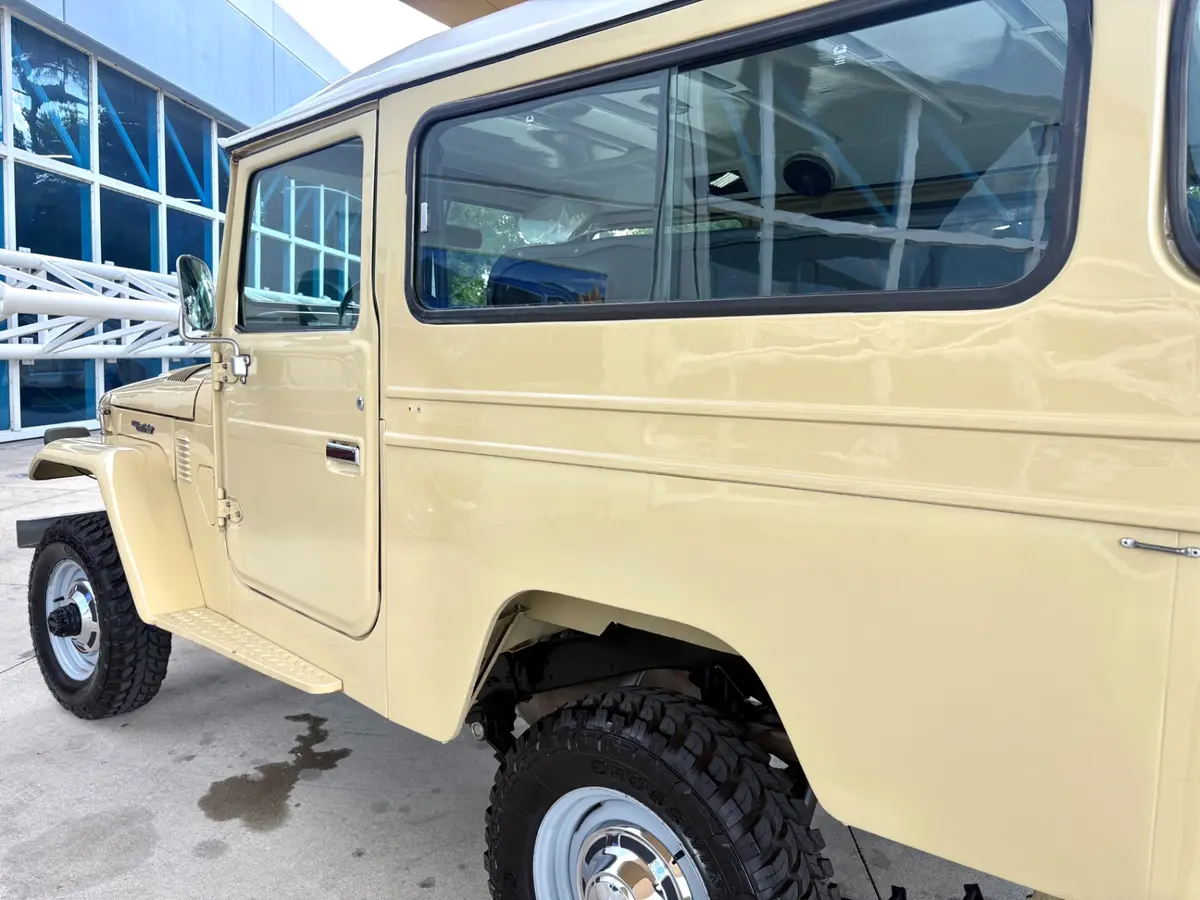 Vehicle photo 13