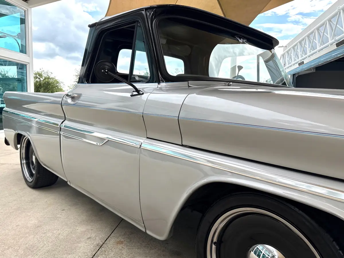 Vehicle photo 18