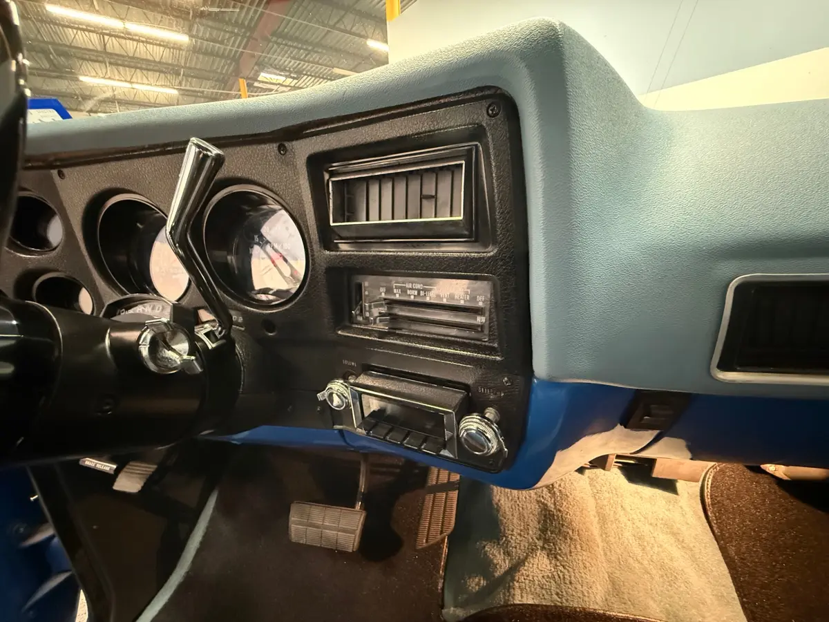 Vehicle photo 24
