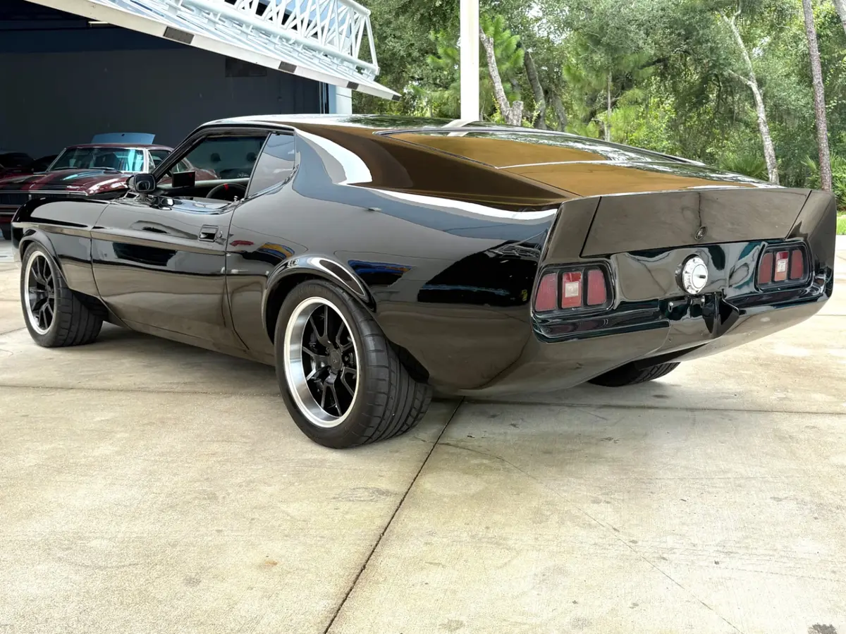 Vehicle photo 9