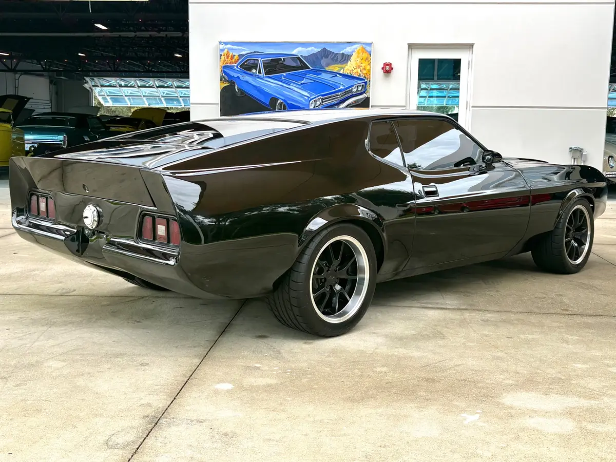 Vehicle photo 6