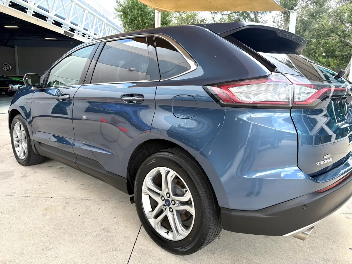 Vehicle photo 16