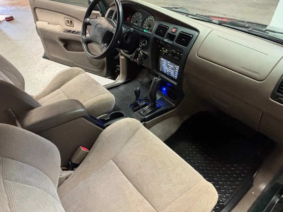 Vehicle photo 33