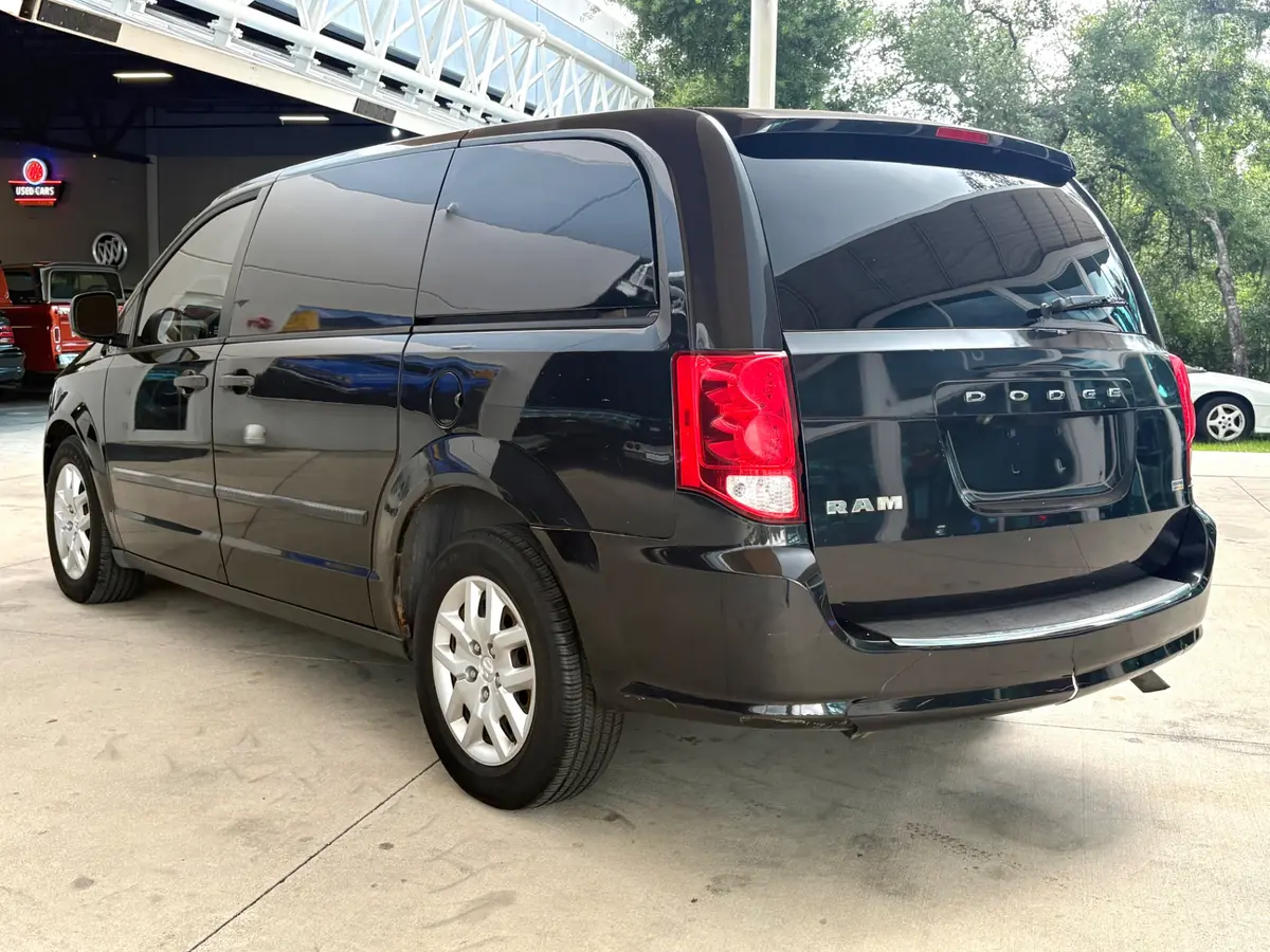 Vehicle photo 9