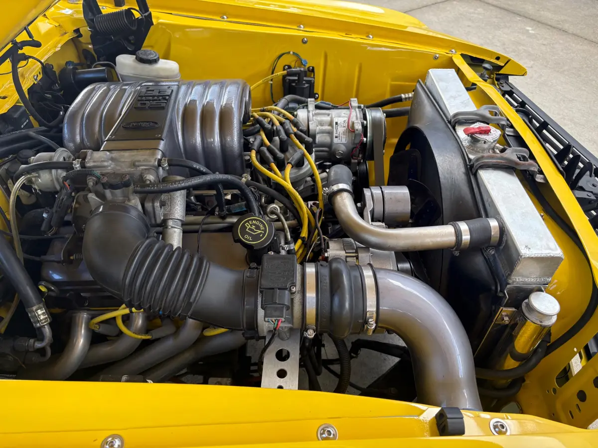 Vehicle photo 25