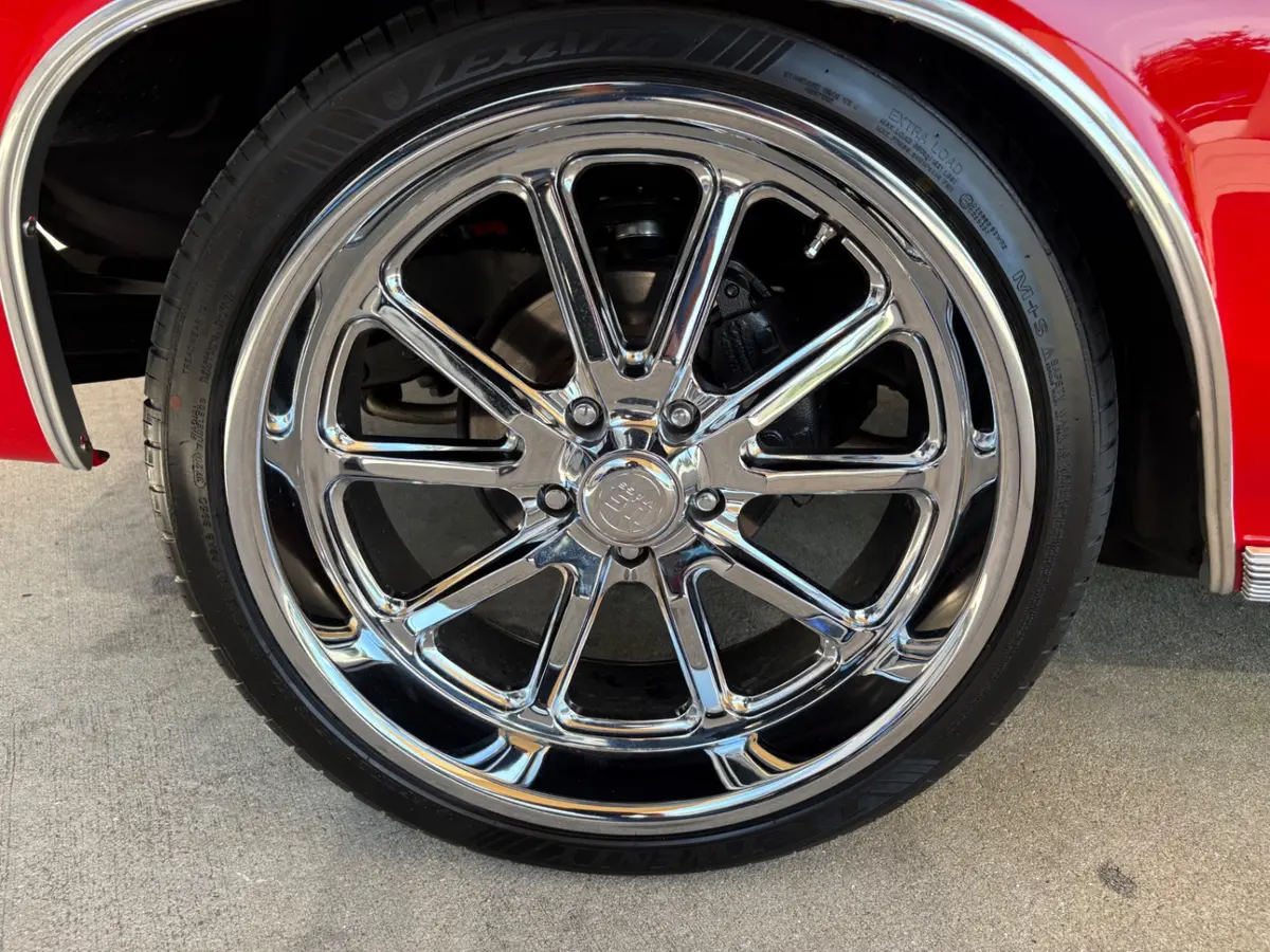 Vehicle photo 26