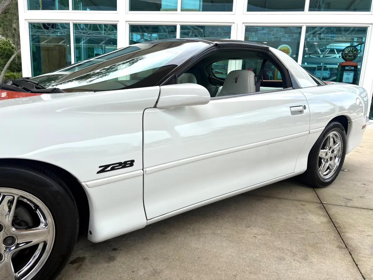 Vehicle photo 13