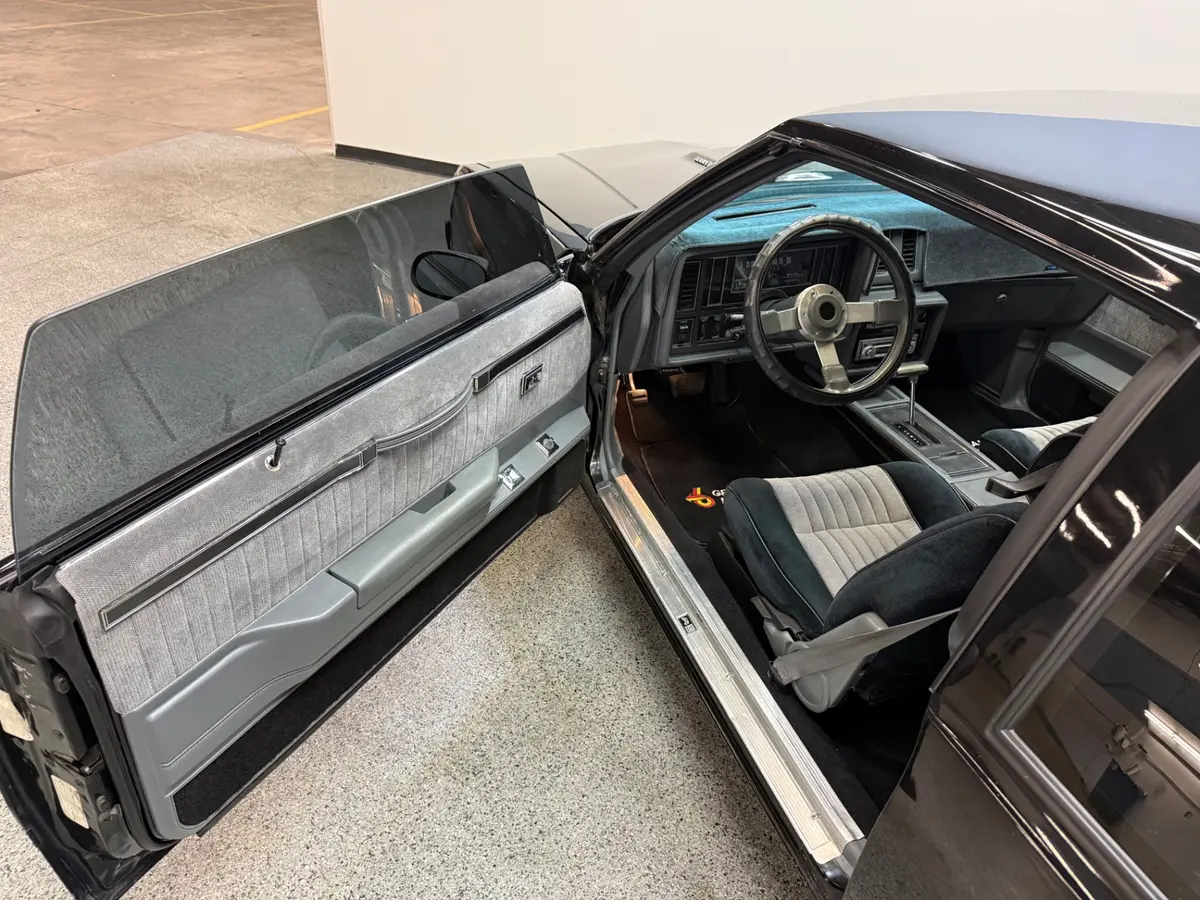 Vehicle photo 16