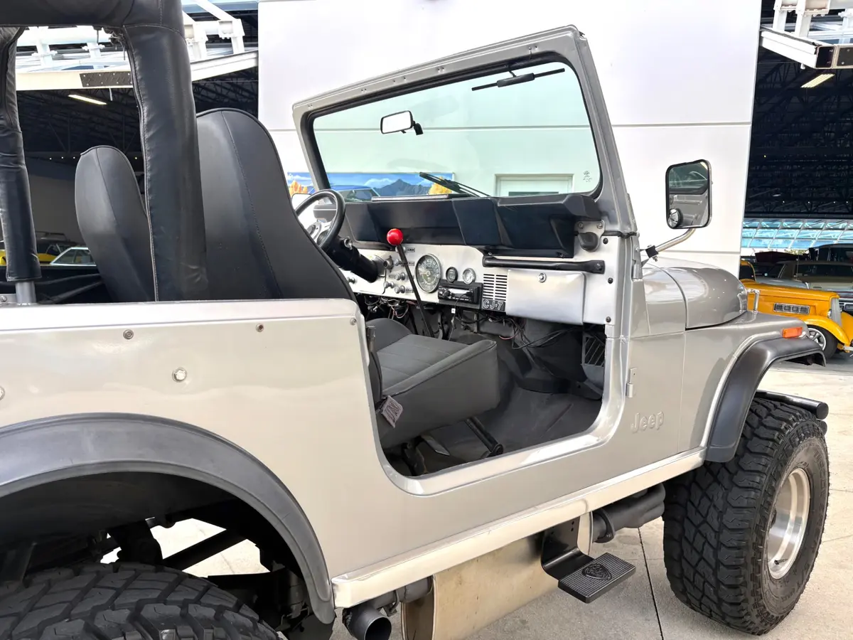 Vehicle photo 17