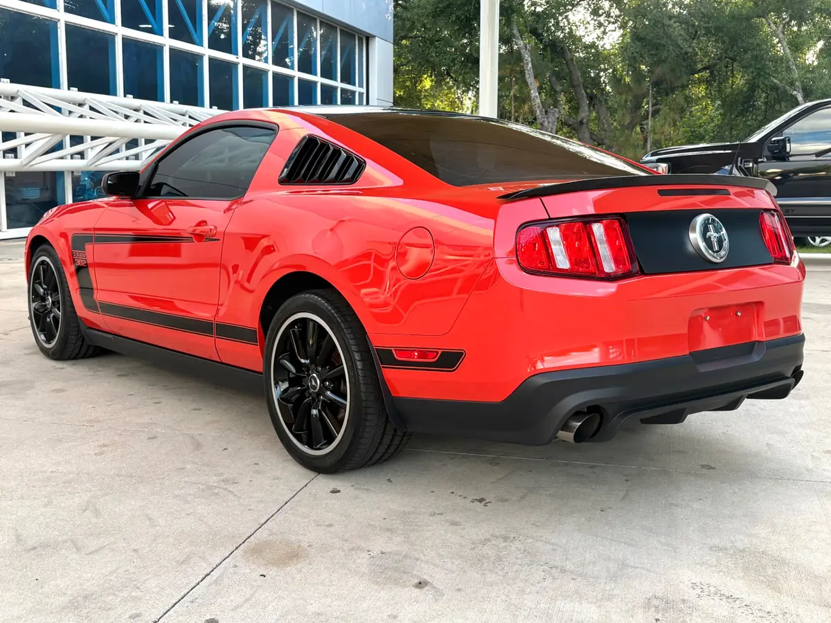 Vehicle photo 9