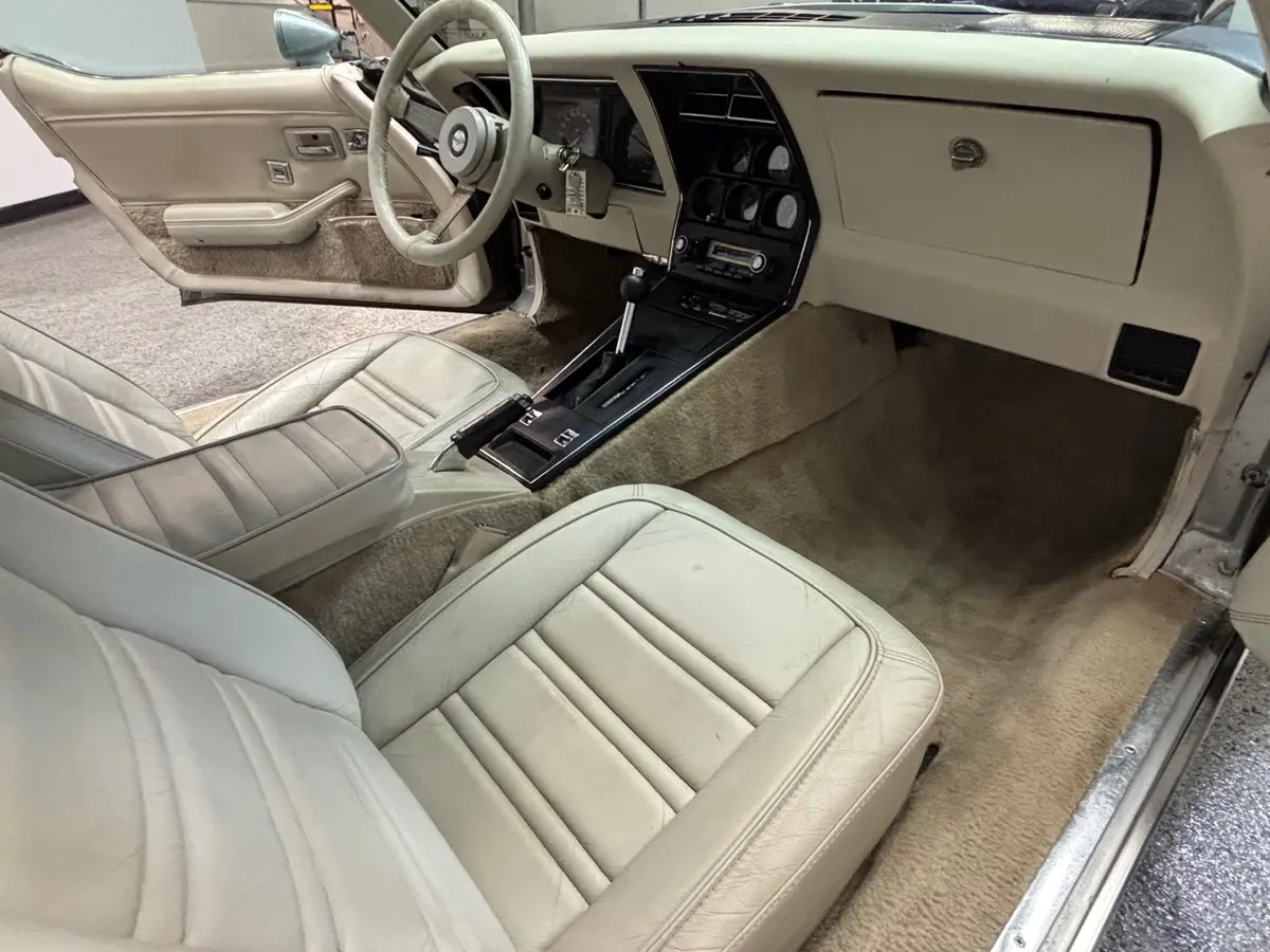 Vehicle photo 29
