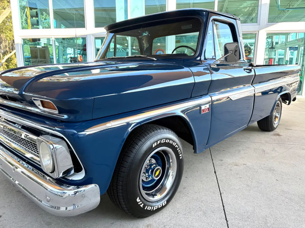 Vehicle photo 12