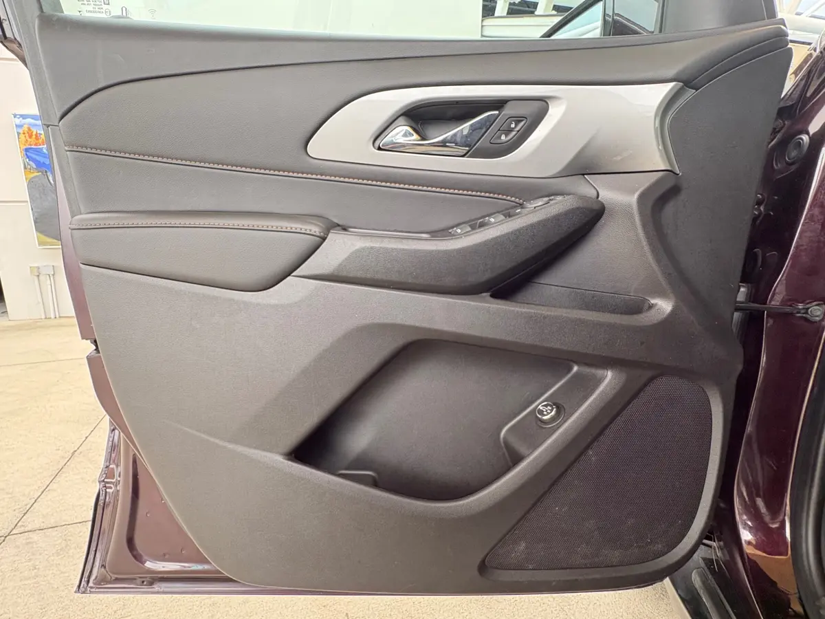 Vehicle photo 30