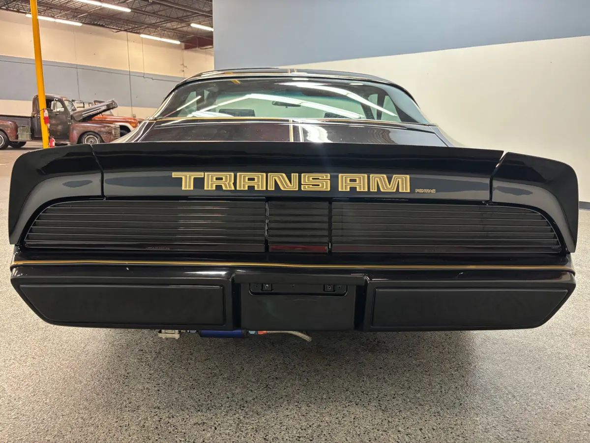 Vehicle photo 8