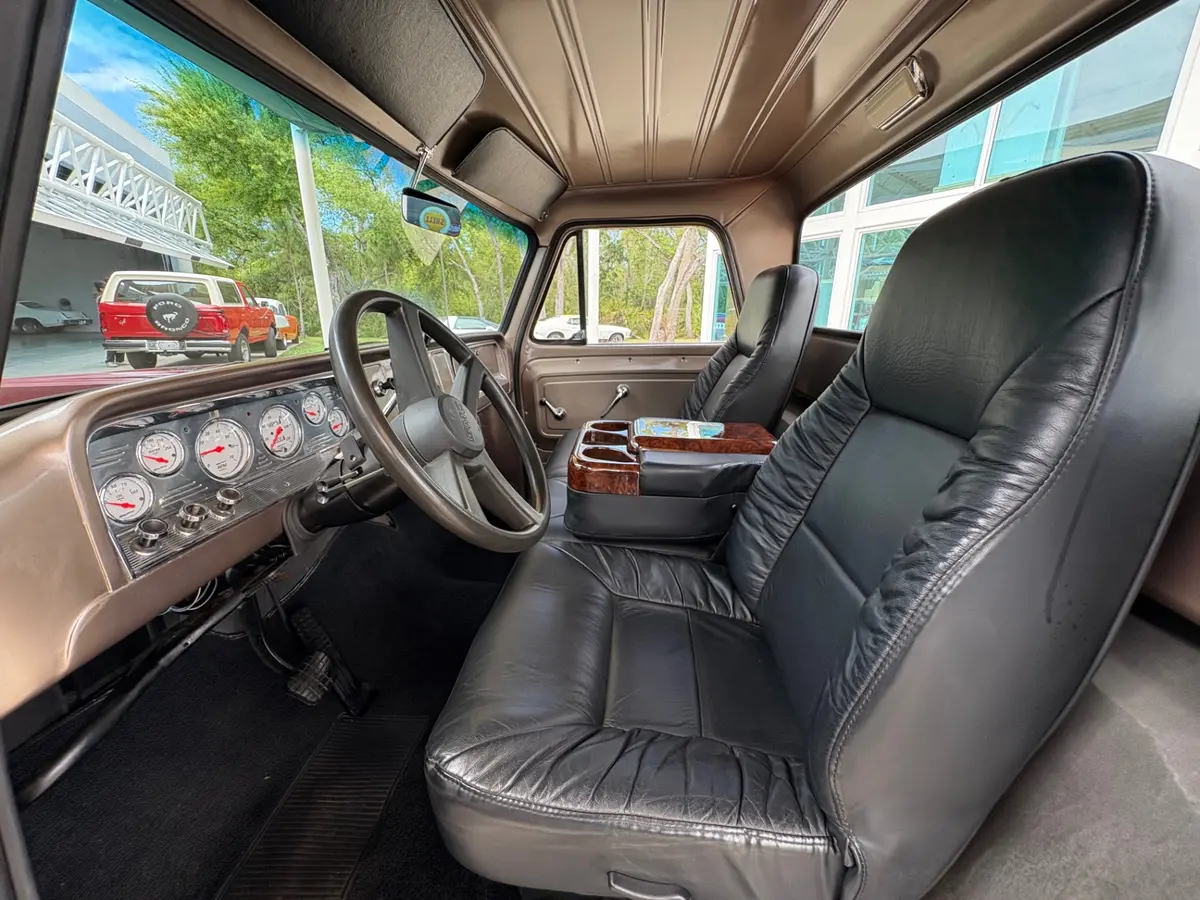 Vehicle photo 32