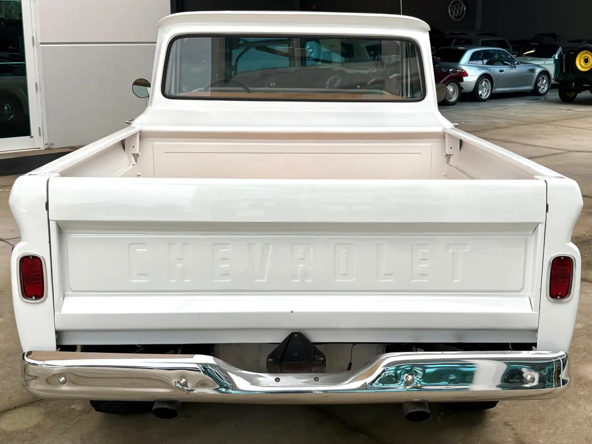Vehicle photo 8