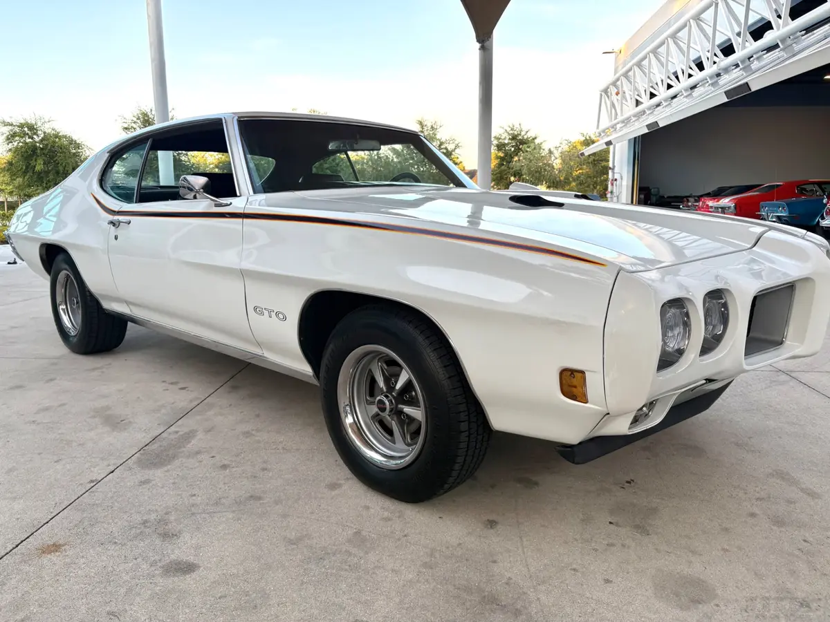 Vehicle photo 19