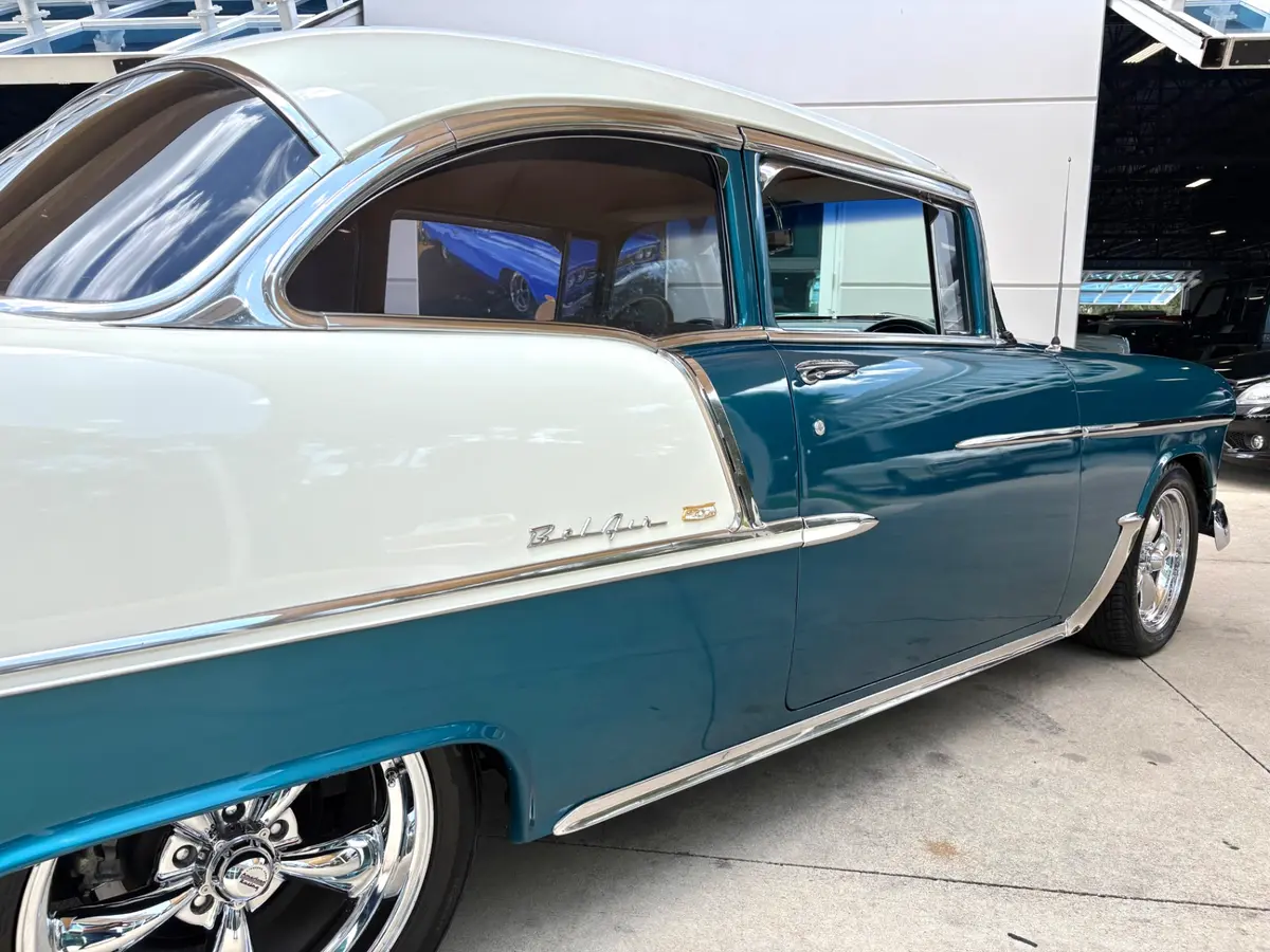 Vehicle photo 17